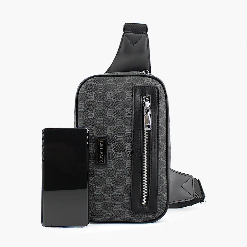 Größenvergleich der Avenue Brusttasche mit Smartphone – Monogramm-Optik für Herren