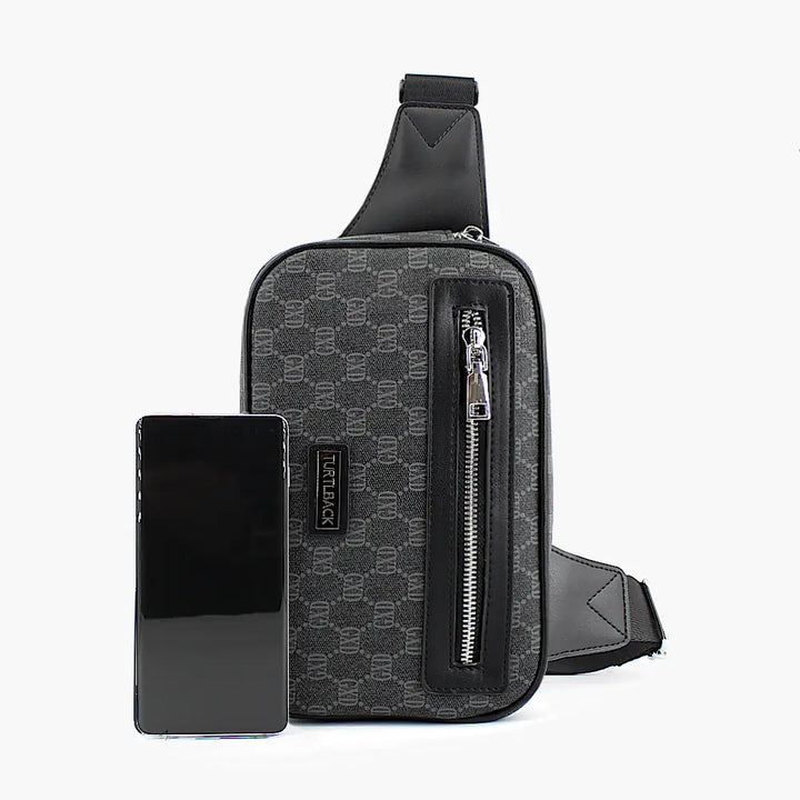Größenvergleich der Avenue Brusttasche mit Smartphone – Monogramm-Optik für Herren