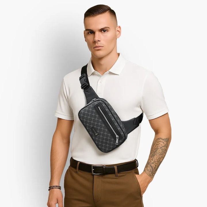 Brusttasche im Avenue-Stil mit Monogramm, quer über der Brust getragen von einem Herren