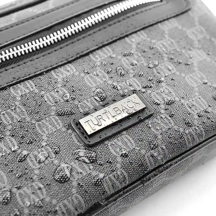 Wasserabweisende Brusttasche für Herren mit Monogramm-Design – Avenue Sling Bag