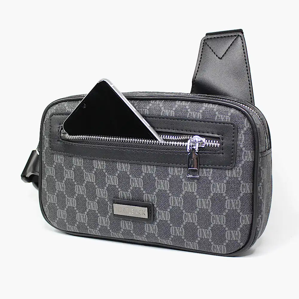 Vordere Außentasche der Herren Sling Bag im Monogramm-Design mit Smartphone