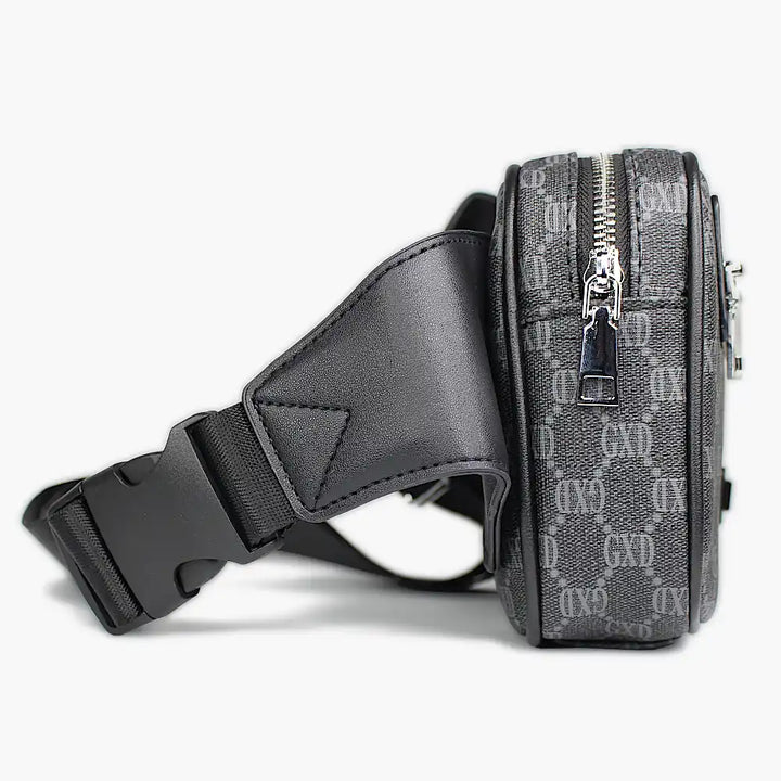 Detailaufnahme der Gurtverarbeitung bei der Herren Sling Bag – Avenue Monogram