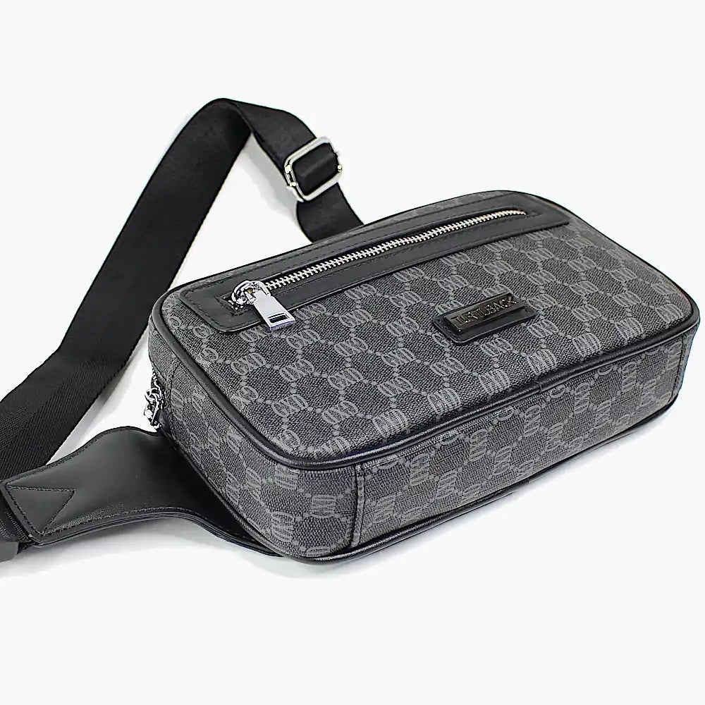 Seitenansicht der Sling Bag mit Monogramm und robustem Reißverschluss – ideal für Herren