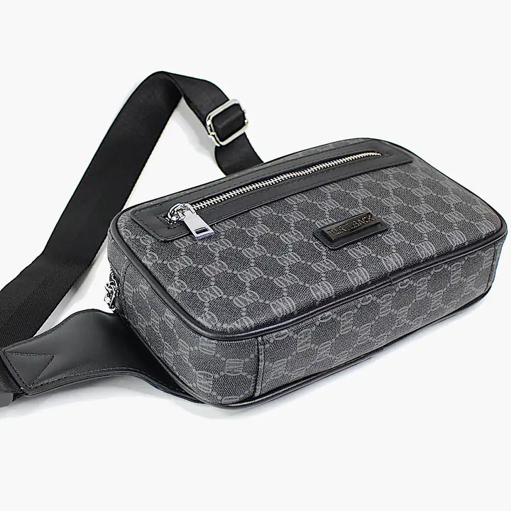Seitenansicht der Sling Bag mit Monogramm und robustem Reißverschluss – ideal für Herren