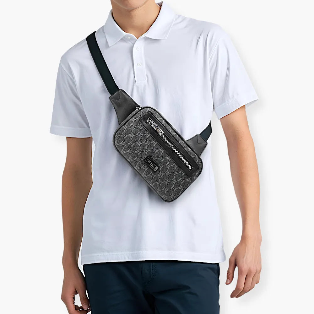 Mann trägt moderne Avenue Sling Bag als Schultertasche, weißes Poloshirt, dunkle Hosen