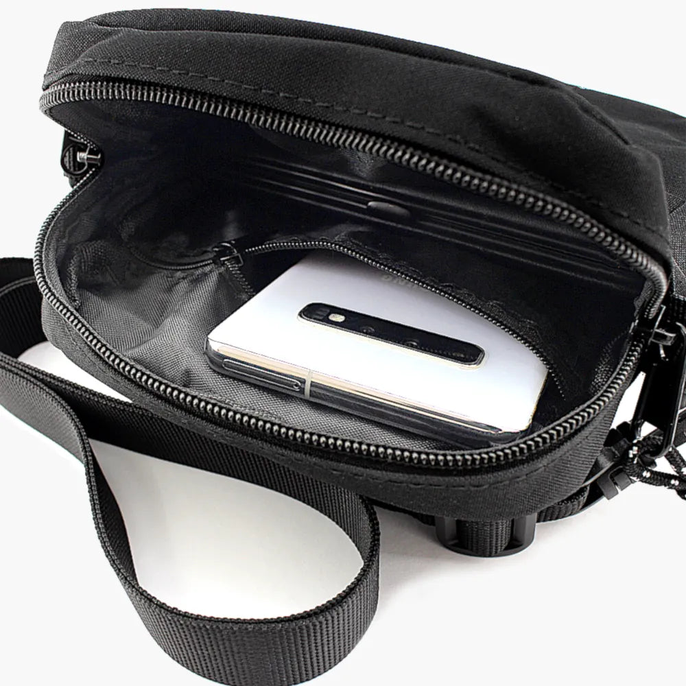 Offene schwarze Reporter Bag mit Smartphone