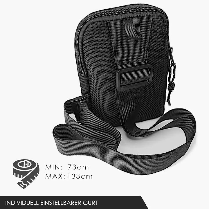 Rückseite einer schwarzen mini Sling Bag mit atmungsaktivem Netzmaterial und verstellbarem Schultergurt von 73 cm bis 133 cm