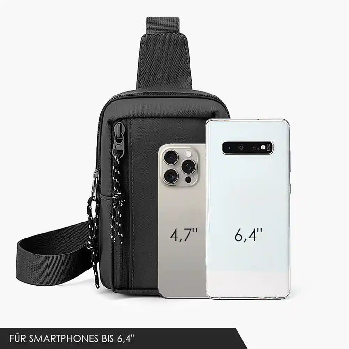 Schwarze mini Sling Bag im Größenvergleich mit zwei Smartphones, eines mit 4,7 Zoll und das andere mit 6,4 Zoll Bildschirmgröße