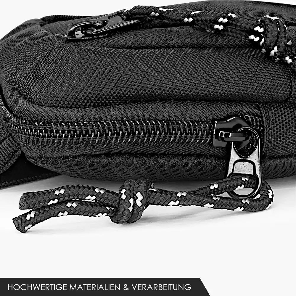 Nahaufnahme des unteren Bereichs einer schwarzen mini Sling Bag mit Reißverschluss und Kordel als Zipper-Verlängerung