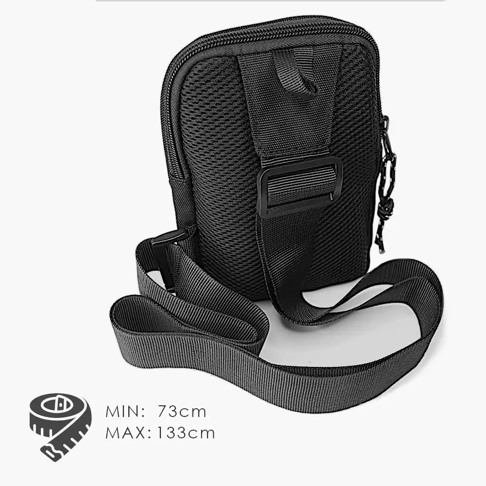 Rückseite einer schwarzen mini Sling Bag mit atmungsaktivem Netzmaterial und verstellbarem Schultergurt von 73 cm bis 133 cm