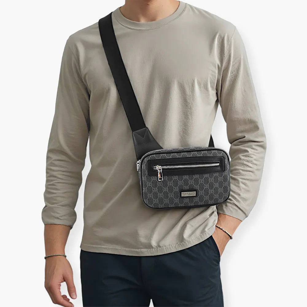 Mann trägt moderne Reporter Bag als Schultertasche, beiges Shirt, dunkle Hosen